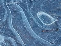 Heller Kreis und Linien im Eis